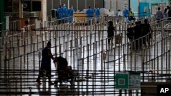 香港国际机场抵达大厅内排队入关的旅客。(2022年9月23日)