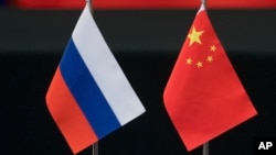 俄罗斯国旗与中国国旗。(资料照)