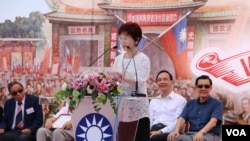 国民党2016总统准参选人洪秀柱7月5日参加“爱与和平的起点-抗战胜利七十周年V-Day复古日纪念活动”(美国之音杨明拍摄)