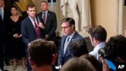 美国国会众议院新议长迈克·约翰逊(Mike Johnson, 中)(美联社2023年10月26日)