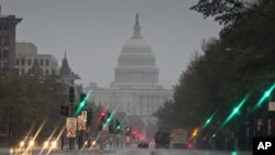 10月29日早晨,桑迪飓风主力还未到时,首都华盛顿就陷入大风疾雨之中。