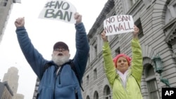 皮尔斯父女在位于旧金山的美国联邦第九巡回上诉法院外面示威,反对川普的旅行限令(2017年2月7日)