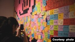 多伦多展览画廊内,墙上贴满了五颜六色的便利贴,呈现出香港连侬墙的缩影。(主办方“我地”NGO DEI提供)