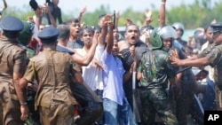 2017年1月7日,斯里兰卡村民在在安布拉托塔的一个工业区举行开工仪式时与当地警方发生冲突。