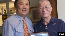 陈一谘(右)获发杰出民主人士奖