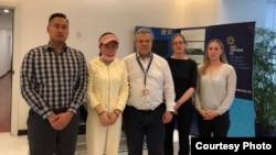 2021年3月30日,一些西方国家外交官会见牛腾宇母亲(左二)时合影(受访者提供照片)