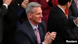 美国国会众议院共和党领袖凯文·麦卡锡2023年1月6日成功取得多位强硬保守派共和党人的支持,大大拉近了赢得议长职位的距离。