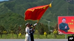 仪仗队为9月3日的大阅兵在中国国家主席习近平的画像前进行演习操练 (2015年8月22日)