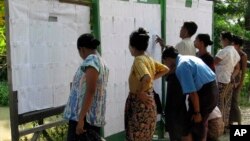 မဲစာရင်းကြည့်ရှု့နေ မဲဆန္ဒရှင်ပြည်သူများ။