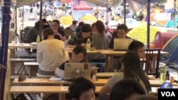 香港学生在参加抗议活动期间抽空补习功课。(资料照)