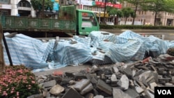 台北市中山区一街道工地为防范台风做准备(美国之音林枫拍摄 )