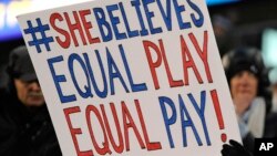 2017年4月4日美国女足与哥伦比亚女足比赛时,一名女孩高举呼吁同工同酬的标语。