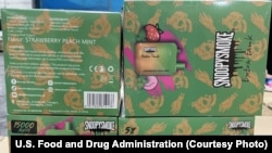 资料照片:美国联邦政府收缴的未得到授权的水果口味的电子烟产品。