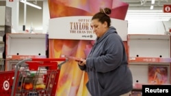 资料照:美国人在感恩节后的黑色星期五购物。