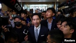 ပါတီခေါင်းဆောင်တဦးဖြစ်သူ Pita Limjaroenrat ကို ဖွဲ့စည်းပုံအခြေခံဥပဒေတရားရုံးရှေ့တွေ့ရစဉ် (ဩဂုတ် ၇၊ ၂၀၂၄)