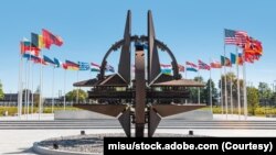 资料照片:北约布鲁塞尔总部外的纪念碑。 (2019年5月13日)