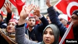 人群在伊斯坦布尔的荷兰大使馆外抗议(2017年3月12日)