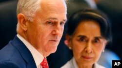 ၂၀၁၆ ခုနှစ်တုန်းက Laos ASEAN ထိပ်သီးစည်းဝေးပွဲတွင် Australia ဝန်ကြီးချုပ်နှင့် နိုင်ငံတော်အတိုင်ပင်ခံ ဒေါ်အောင်ဆန်းစုကြည်တွေ့ဆုံစဉ်