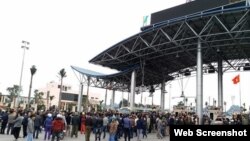 Từ nay, người dân qua trạm không phải trả phí, chỉ trả giá? Hình: Người dân và tài xế phản đối Trạm thu phí BOT Biên Cương, Cẩm Phả, Quảng Ninh, ngày 22/2/2018 (TTXVN)