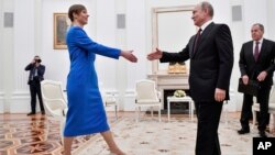 Президент Росії Володимир Путін, праворуч, вітає президента Естонії Керсті Кальюлайд у Кремлі в Москві, Росія, 18 квітня 2019 року.