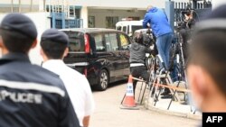 一辆据称载有“12港人案”成员的面包车经深圳湾口岸入境抵达香港天水围警署。(2021年3月22日)