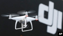 深圳大疆科技研发的精灵4在东京示范飞行。(2016年3月3日)