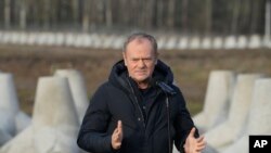 资料照片:波兰总理图斯克视察波兰与俄罗斯的边境地区。(2024年11月30日)