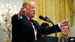 川普总统在进行关于税收的讲话时摆手势。(2018年6月29日)