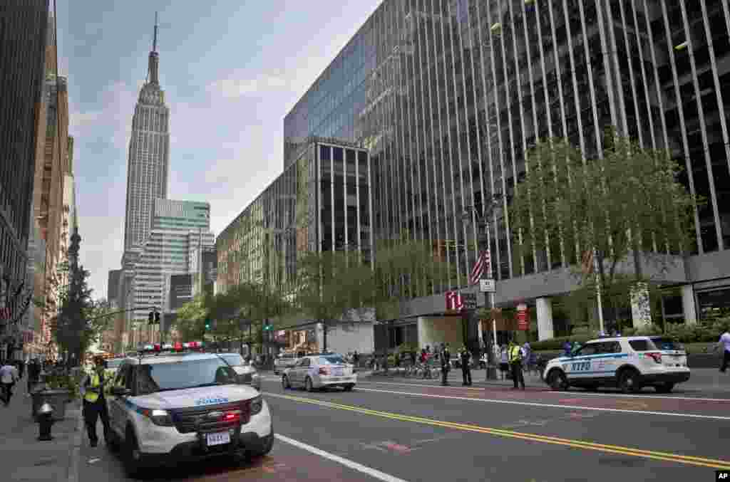 纽约警察在34街设立车辆检查点。纽约出动7000警察,保护在纽约东河参加每年一度的梅西百货公司国庆节烟花表演的群众。