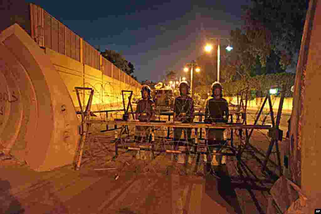 2013年7月2日,埃及军人守卫在开罗总统府入口。