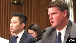 美国国防部亚太安全事务助理部长薛瑞福答复议员质询(美国之音钟辰芳拍摄)