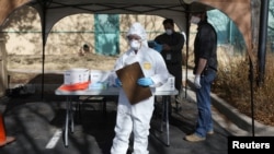 在美国科罗拉多州丹佛市,医护人员正在为怀疑自己感染新冠病毒的人建立一个由州卫生部门运营的检测站。( 2020年3月11日)