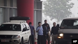 赖昌星7月23日被遣返回中国,押送他的加拿大警官(右中)在北京国际机场与中国警官交谈