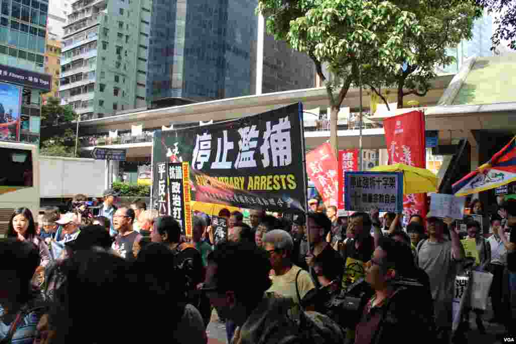 美国副总统彭斯(中)在华盛顿郊外的五角大楼举行的911恐怖袭击17周年的纪念仪式上讲话。(2018年9月11日)。 有911死难者亲属参加这里的纪念活动。他们的亲人在恐怖分子劫持的一架民航机冲撞五角大楼时丧生。2001年9月11号恐怖分子发动恐怖袭击,在纽约、维吉尼亚和宾夕法尼亚州导致近3000人丧生。