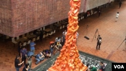 美国之音图片/海彦拍摄 支联会洗刷港大校园国殇之柱