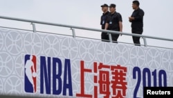 在上海东方体育中心巡逻的保安,这里原定于10月9日举行2019 NBA球迷之夜活动。