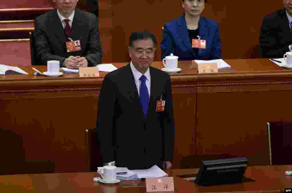 中共中央政治局常委汪洋出席在北京人民大会堂举行的中国人民政治协商会议第二次全体会议(2018年3月8日)。 他成为新一届中国全国政协主席后强调,要以中国国家主席习近平为核心,以实现“新的历史性变革”为目标。