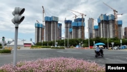 资料照片:中国深圳前海经济特区正在建造中的高楼。(2023年8月9日)