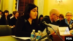 菊尔·伊力哈木国会作证。(2014年资料照片)