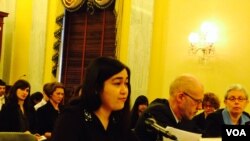 菊尔·伊力哈木国会作证(美国之音杨晨拍摄)