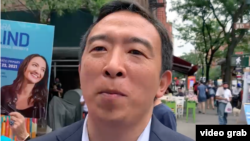纽约市长民主党初选候选人杨安泽接受美国之音访问 (记者方冰拍摄)