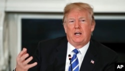 T美国总统川普在白宫国宴厅发表讲话。(2018年2月12日)