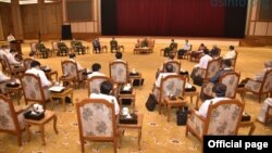 ကုန်သည်စက်မှုအသင်းချုပ်နဲ့ ဗိုလ်ချုပ်မှူးကြီးမင်းအောင်လှိုင် တေ့ွဆုံ (ဓါတ်ပုံ-တပ်မတော်သတင်းမှန် ပြန်ကြားရေးအဖွဲ့)