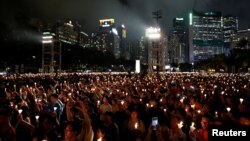 资料照:2019年成千上万的香港民众聚集在维多利亚公园纪念六四民主运动被镇压30周年。(路透社 2019年6月4日)