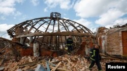 Пожежники працюють на ділянці Дитячо-юнацької спортивної школи верхової їзди, яка була сильно пошкоджена російськими ракетними ударами під час нападу Росії на Україну, у селі Мала Данилівка, під Харковом, Україна, 30 травня 2024 року. REUTERS/Валентин Огіренко