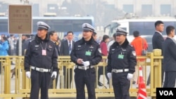 北京两会期间,警察们很忙。(2016年3月3日 美国之音金子莹拍摄)