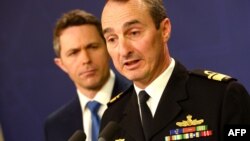 မှတ်တမ်းဓါတ်ပုံ- သြစတေးလျ ကာကွယ်ရေး တပ်ဖွဲ့ရဲ့ ဒုတိယ အကြီးအကဲ ဒုတိယ ရေတပ်ဗိုလ်ချုပ်ကြီး David Johnston က ၂၀၁၃ ခုနှစ် ဇူလိုင် ၁၇ ရက်တုန်းက မိန့်ခွန်းပြော