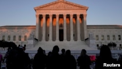 ကွယ်လွန်သူ တရားသူကြီး Ruth Bader Ginsburg ကို ကြည့်ရှု နှုတ်ဆက်ဖို့ လာရောက်ကြသူတချို့ကို တရားရုံးချုပ် အဆောက်အဦးရှေ့မှာတွေ့ရ။ (စက်တင်ဘာ ၂၀၊ ၂၀၂၀)