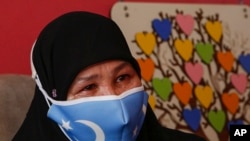 今年55岁的流亡维吾尔人茹孜(Bumeryem Rozi)在伊斯坦布尔接受美联社的访问。(2021年6月1日)