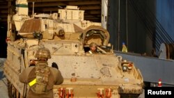 资料照片:在立陶宛里加的港口,一辆将参加轮调行动的美国陆军“布拉德利”战车离船上岸。(2019年10月16日)